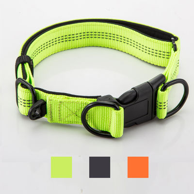 Il doppio regolabile D inarca il collare di cane ed il guinzaglio ha messo il cavo a catena del nylon del cane riflettente