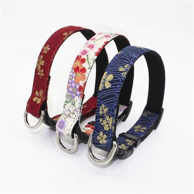 Cablaggio stampato del guinzaglio del collare di Sakura Suede Substrate Puppy Dog messo con stile giapponese degli anelli a D