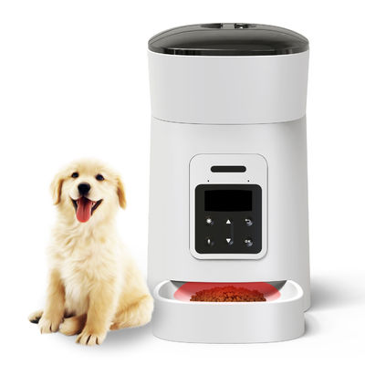 L'alimentatore del cane degli animali domestici e l'erogatore automatici dell'acqua con la ciotola dell'alimento hanno progettato