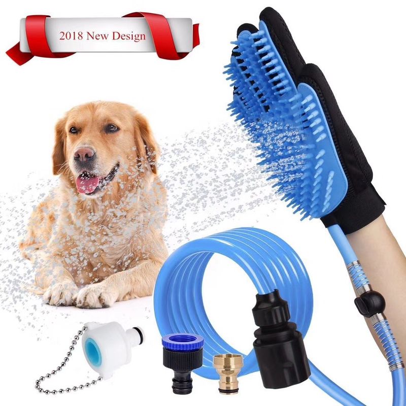 Cane che bagna massaggiando il dispositivo di rimozione dei peli dell'animale domestico della palma per la spazzola governare della doccia dei cani del bagno del cane