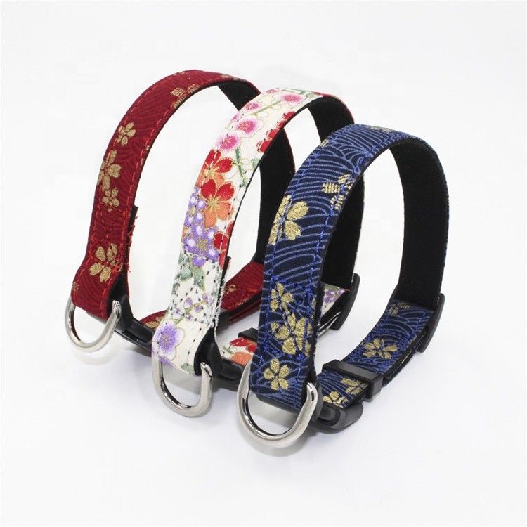 Cablaggio stampato del guinzaglio del collare di Sakura Suede Substrate Puppy Dog messo con stile giapponese degli anelli a D